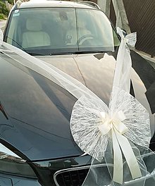 Svadobné pierka - výzdoba na auto svetlokrémová aj s mašľami na kľučky s čipkou - 15645944_