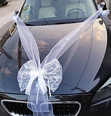 Svadobné pierka - biela výzdoba na auto aj s mašľami na kľučky so vzorovanou organzou - 15647294_