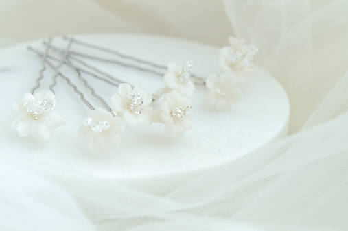 Vlásenky s perleťovými kvetinkami