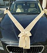 Svadobné pierka - výzdoba na auto z jutoviny s krajkou aj s mašľami na kľučku auta - 15647841_