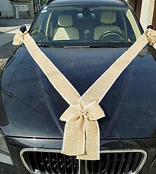 Svadobné pierka - výzdoba na auto z jutoviny s krajkou aj s mašľami na kľučku auta - 15647841_