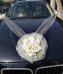 Svadobné pierka - výzdoba na auto svetlokrémová aj s mašľami na kľučky s ružami - 15647924_
