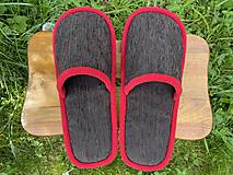 Hnedé menčestrové papuče s červeným lemom