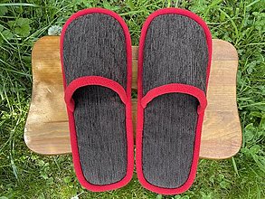 Ponožky, pančuchy, obuv - Hnedé menčestrové papuče s červeným lemom - 15647986_