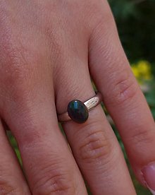 Prstene - Etiópsky dymový Opál na rhodiovanom prsteni zo striebra - 15648538_