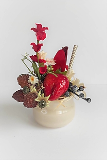 Dekorácie - Ovocno kvetinový aranžmán v poháriku s plameniakom a slamkami (Bordová) - 15653124_