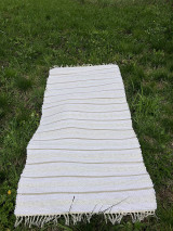Bielo-béžovo-zelenkavý pruhovaný koberec