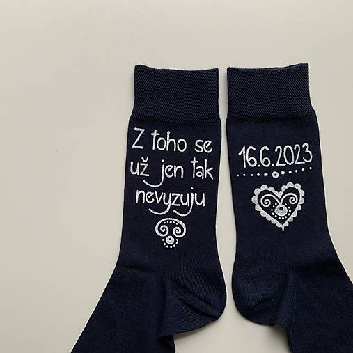 Maľované ponožky k výročiu/svadbe “z toho už nevyzuješ / (tmavomodré v češtine)