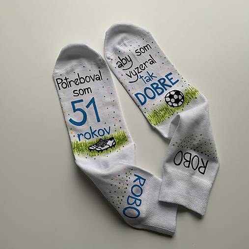 Maľované tmavomodré ponožky k narodeninám (pre futbalistu s menom (biele))