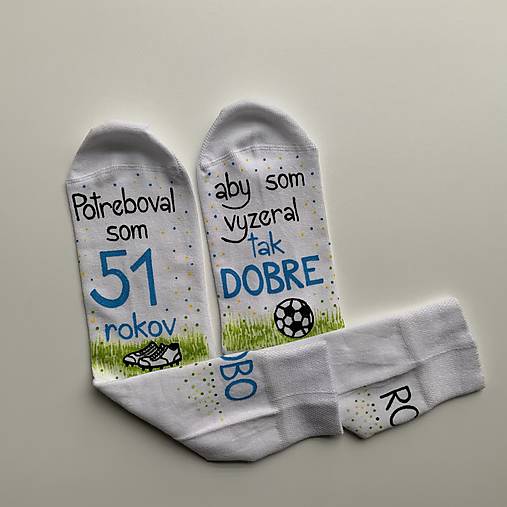 Maľované tmavomodré ponožky k narodeninám (pre futbalistu s menom (biele))