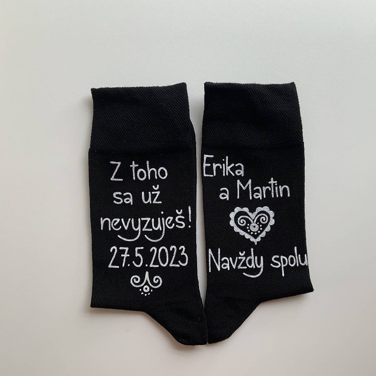 Maľované ponožky k výročiu/svadbe “z toho už nevyzuješ / (Čierne s maľbou nad členkom)