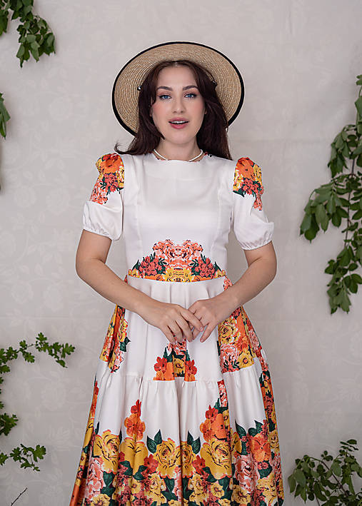 Smotanové šaty s výrazným bordúrovým kvetovaným vzorom a volánom (Artemisia)