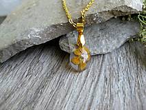 Náhrdelníky - Slzička s kvietkami - živicový náhrdelník (AKCIA so žltou sirôtkou, č. 3698) - 15659301_