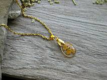 Náhrdelníky - Slzička s kvietkami - živicový náhrdelník (AKCIA so žltou sirôtkou, č. 3698) - 15659303_