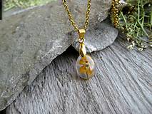Náhrdelníky - Slzička s kvietkami - živicový náhrdelník (AKCIA s oranžovou sirôtkou, č. 3697) - 15659304_