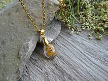Náhrdelníky - Slzička s kvietkami - živicový náhrdelník (AKCIA so žltou sirôtkou, č. 3698) - 15659305_