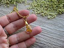 Náhrdelníky - Slzička s kvietkami - živicový náhrdelník (AKCIA so žltou sirôtkou, č. 3698) - 15659306_