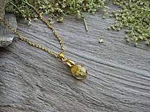 Náhrdelníky - Slzička s kvietkami - živicový náhrdelník (AKCIA so žltou sirôtkou, č. 3698) - 15659321_
