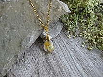 Náhrdelníky - Slzička s kvietkami - živicový náhrdelník (AKCIA so žltou sirôtkou, č. 3698) - 15659322_
