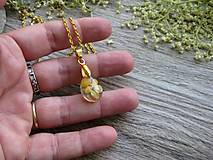 Náhrdelníky - Slzička s kvietkami - živicový náhrdelník (AKCIA so žltou sirôtkou, č. 3698) - 15659323_