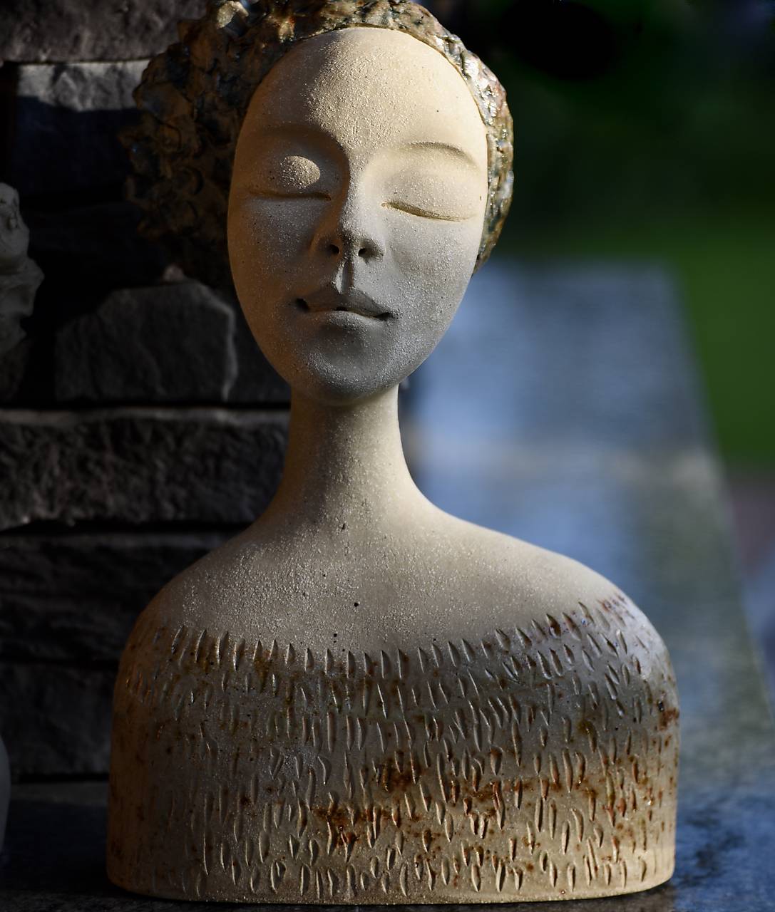 zasnená - keramická socha