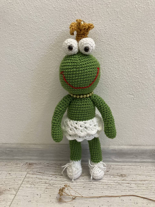 Hračky - žaba-žabka Princezná /háčkovaná hračka/ - 15660030_