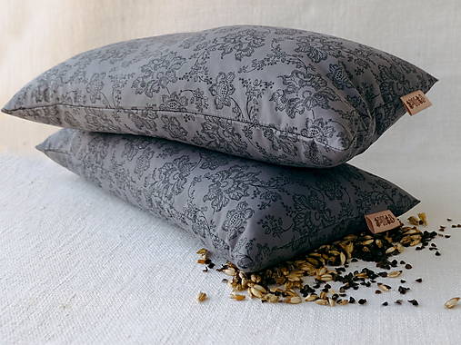 Úžitkový textil - Funkčný šupkový FILKI vankúš 40 cm (sivá s ornamentom) - 15661867_