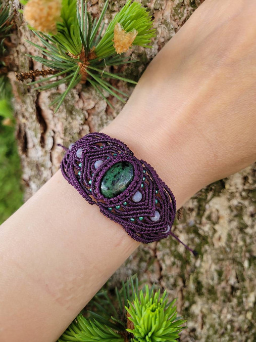 Náramky - Tmavofialovy makramé náramok Zoisit - 15660418_
