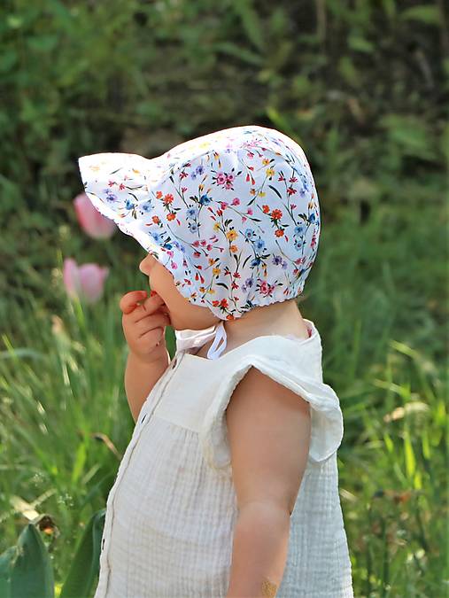 Letný detský čepiec biela lúka s nariaseným šiltom