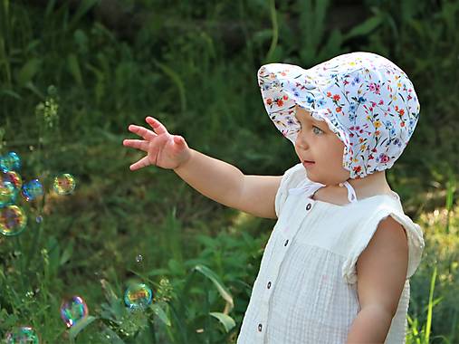 Letný detský čepiec biela lúka s nariaseným šiltom