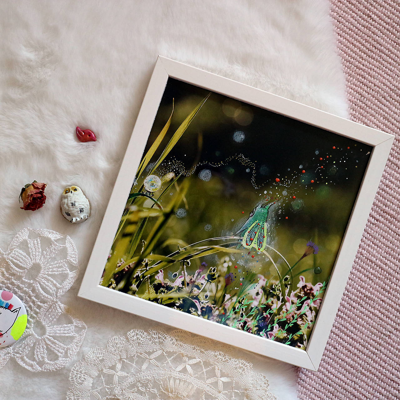 Muška Svetluška hlási krásny deň/ fotokresbička