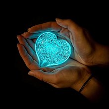Dekorácie - Sklenené srdce s fluorescenčným pigmentom - modré - 15662912_