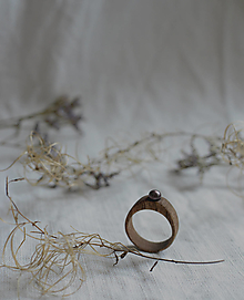 Prstene - drevený prsteň s riečnou perlou 1 - 15664768_
