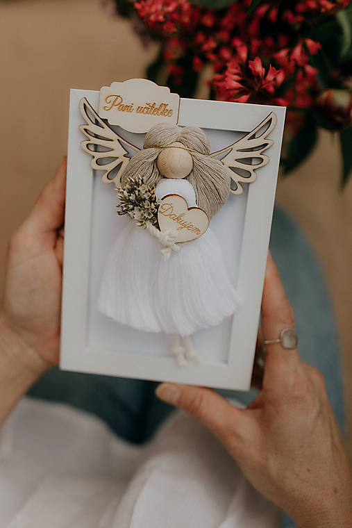 Dekorácie - Anjel MINI LOVE  - PANI UČITEĽKE (biely) (Anjel MINI LOVE (biely) PANI UČITEĽKE - Tabuľka s textom PANI UČITEĽKE & Srdiečko ĎAKUJEM) - 15666915_