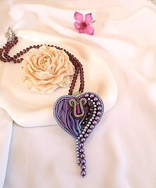 Náhrdelníky - Vyšívaný náhrdelník hodvábny so srdcom - 15668092_