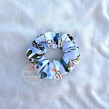 Ozdoby do vlasov - Scrunchie gumičky do vlasov bavlnené veľkosť MINI (Lúčne kvety na bielej) - 15670434_