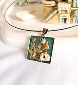 Náhrdelníky - Živicový náhrdelník s mušľami a kamienkami, bledomodrý - 15669462_