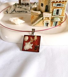 Náhrdelníky - Živicový náhrdelník s mušľami a kamienkami, bordový - 15669437_