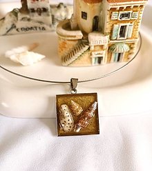 Náhrdelníky - Živicový náhrdelník s mušľami a kamienkami, zlatý - 15669439_