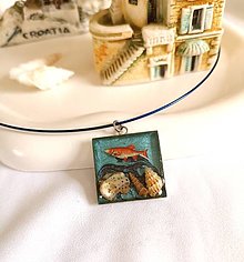 Náhrdelníky - Živicový náhrdelník s mušľami a rybkou, modrý - 15669443_