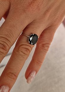 Náušnice - Strieborný prsteň s oválnym prírodným zafírom 8*10 mm (16) - 15672560_