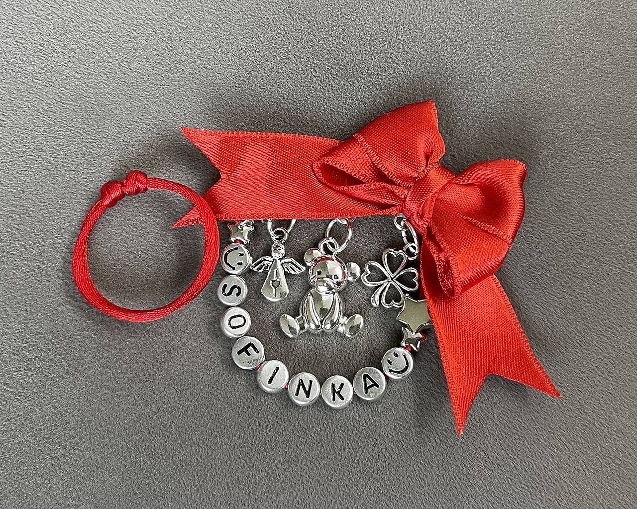 Set proti urieknutiu pre bábätko - mašlička na kočík/vajíčko s anjelikom, macíkom, štvorlístkom a menom + náramok