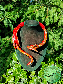 Náhrdelníky - Dračí obručový náhrdelník Torques s červeným Drakom - 15679096_