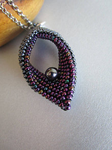 Náhrdelníky - Netradičný ručne šitý korálkový prívesok pre ženy hematitovej a fialovej metalízovej farby - 15678950_