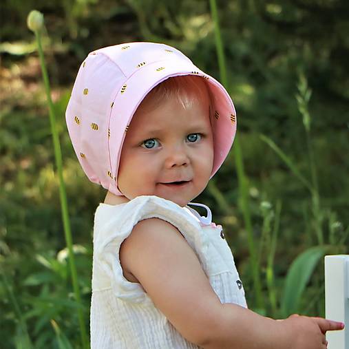 Letný detský čepiec včielky na ružovej