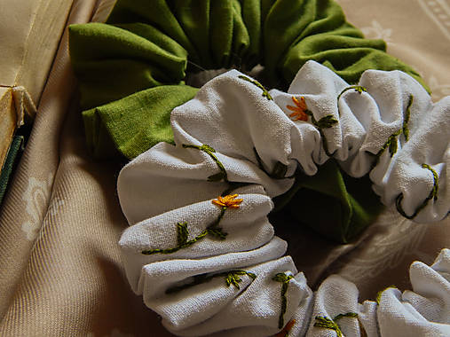 Ozdoby do vlasov - Vyšívané "scrunchie" Kvetinky žltá - sada - 15682769_