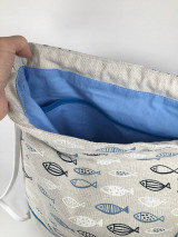 Batohy - Textilný šnúrkový batoh s rybami do školy (s modrým prúžkom) - 15692585_