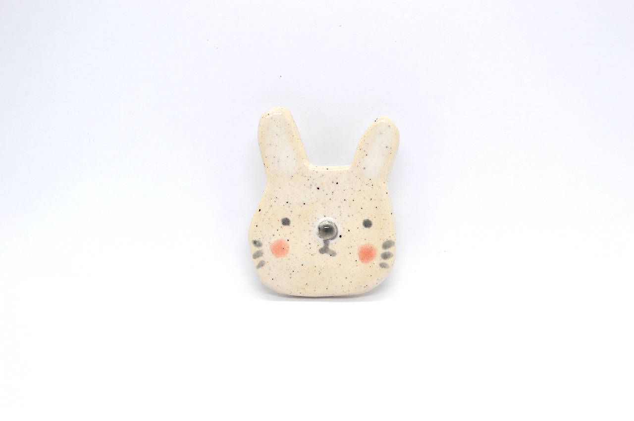 Brošňa Zajačik (Biela bodkovaná)