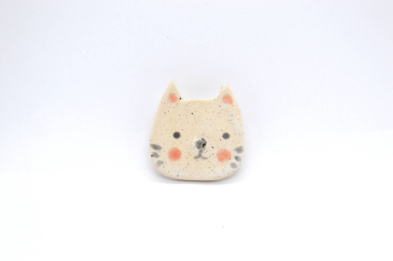Brošňa Mačička (Biela bodkovaná)