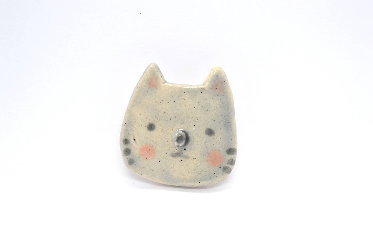 Brošňa Mačička (Šedá bodkovaná)